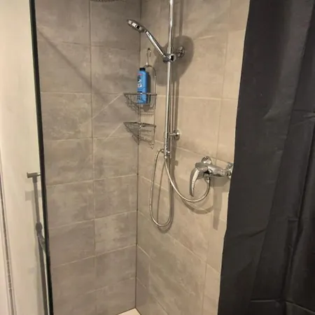 Charmants Proches Centre Ville, 2 Option , 1er 75m2 Avec Terrasse Privee Et 2eme 105m2 Rdc Avec Jardin Privatif , Parking Gratuit Dans Le Rue