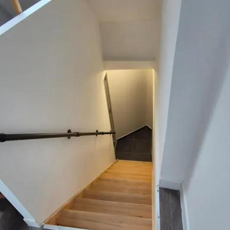 Charmants Proches Centre Ville, 2 Option , 1er 75m2 Avec Terrasse Privee Et 2eme 105m2 Rdc Avec Jardin Privatif , Parking Gratuit Dans Le Rue * Épernay