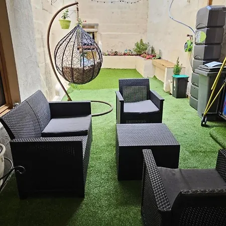 Charmants Proches Centre Ville, 2 Option , 1er 75m2 Avec Terrasse Privee Et 2eme 105m2 Rdc Avec Jardin Privatif , Parking Gratuit Dans Le Rue