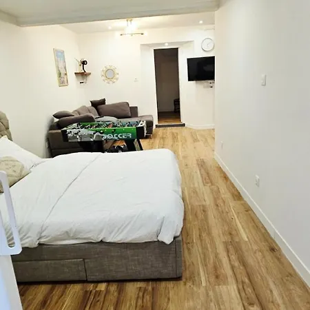 Charmants Proches Centre Ville, 2 Option , 1er 75m2 Avec Terrasse Privee Et 2eme 105m2 Rdc Avec Jardin Privatif , Parking Gratuit Dans Le Rue *