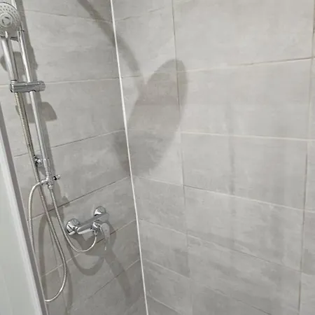 Charmants Proches Centre Ville, 2 Option , 1er 75m2 Avec Terrasse Privee Et 2eme 105m2 Rdc Avec Jardin Privatif , Parking Gratuit Dans Le Rue شقة إيبيرني