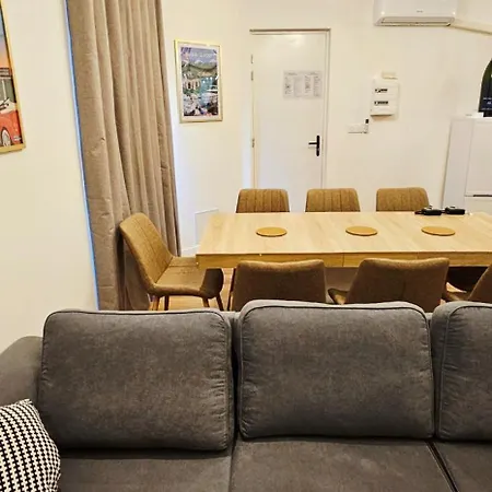Charmants Proches Centre Ville, 2 Option , 1er 75m2 Avec Terrasse Privee Et 2eme 105m2 Rdc Avec Jardin Privatif , Parking Gratuit Dans Le Rue