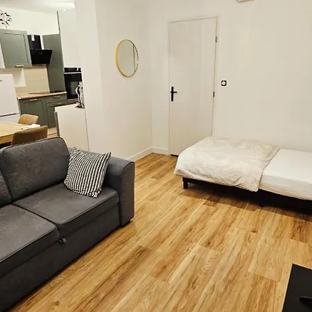 Charmants Proches Centre Ville, 2 Option , 1er 75m2 Avec Terrasse Privee Et 2eme 105m2 Rdc Avec Jardin Privatif , Parking Gratuit Dans Le Rue شقة *