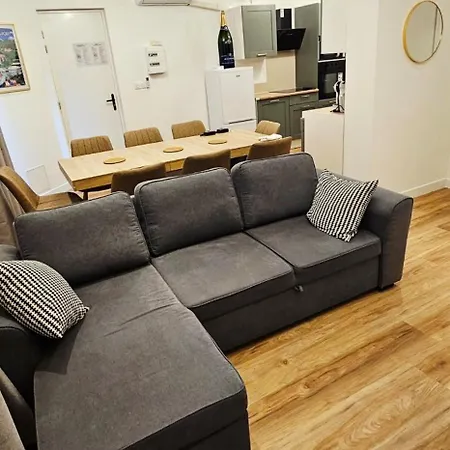 Charmants Proches Centre Ville, 2 Option , 1er 75m2 Avec Terrasse Privee Et 2eme 105m2 Rdc Avec Jardin Privatif , Parking Gratuit Dans Le Rue Apartman Épernay