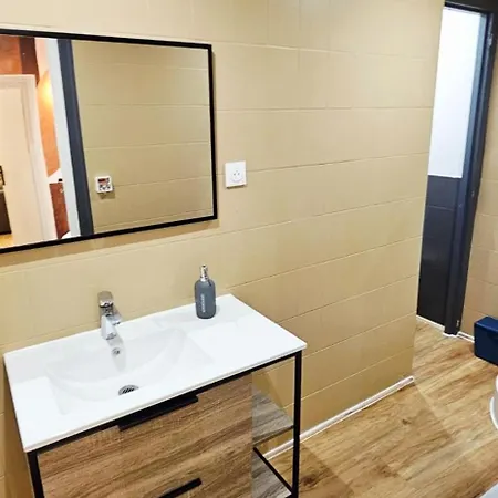 Charmants Proches Centre Ville, 2 Option , 1er 75m2 Avec Terrasse Privee Et 2eme 105m2 Rdc Avec Jardin Privatif , Parking Gratuit Dans Le Rue شقة