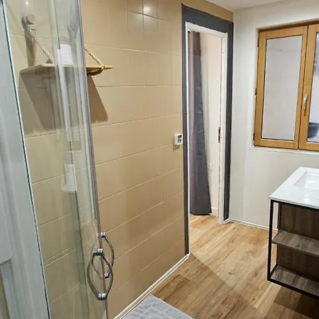 Charmants Proches Centre Ville, 2 Option , 1er 75m2 Avec Terrasse Privee Et 2eme 105m2 Rdc Avec Jardin Privatif , Parking Gratuit Dans Le Rue شقة