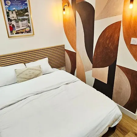 Charmants Proches Centre Ville, 2 Option , 1er 75m2 Avec Terrasse Privee Et 2eme 105m2 Rdc Avec Jardin Privatif , Parking Gratuit Dans Le Rue Apartman Épernay