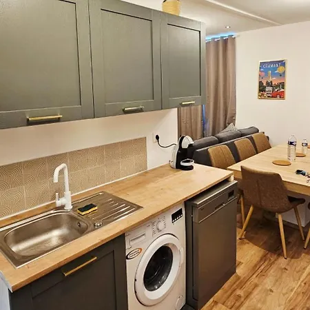 Charmants Proches Centre Ville, 2 Option , 1er 75m2 Avec Terrasse Privee Et 2eme 105m2 Rdc Avec Jardin Privatif , Parking Gratuit Dans Le Rue شقة