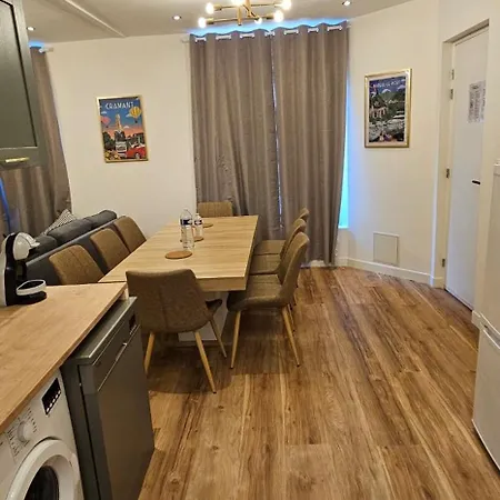 Charmants Proches Centre Ville, 2 Option , 1er 75m2 Avec Terrasse Privee Et 2eme 105m2 Rdc Avec Jardin Privatif , Parking Gratuit Dans Le Rue * Épernay