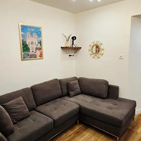 Charmants Proches Centre Ville, 2 Option , 1er 75m2 Avec Terrasse Privee Et 2eme 105m2 Rdc Avec Jardin Privatif , Parking Gratuit Dans Le Rue شقة *