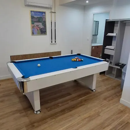 Appartement Charmants Proches Centre Ville, 2 Option , 1er 75m2 Avec Terrasse Privee Et 2eme 105m2 Rdc Avec Jardin Privatif , Parking Gratuit Dans Le Rue